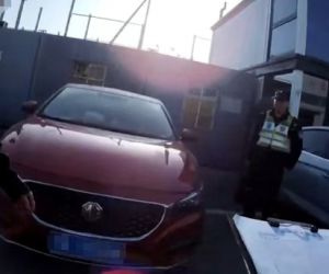 演不下去了！男子无证驾驶，肇事竟让妻子顶包