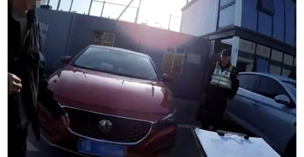 演不下去了！男子无证驾驶，肇事竟让妻子顶包